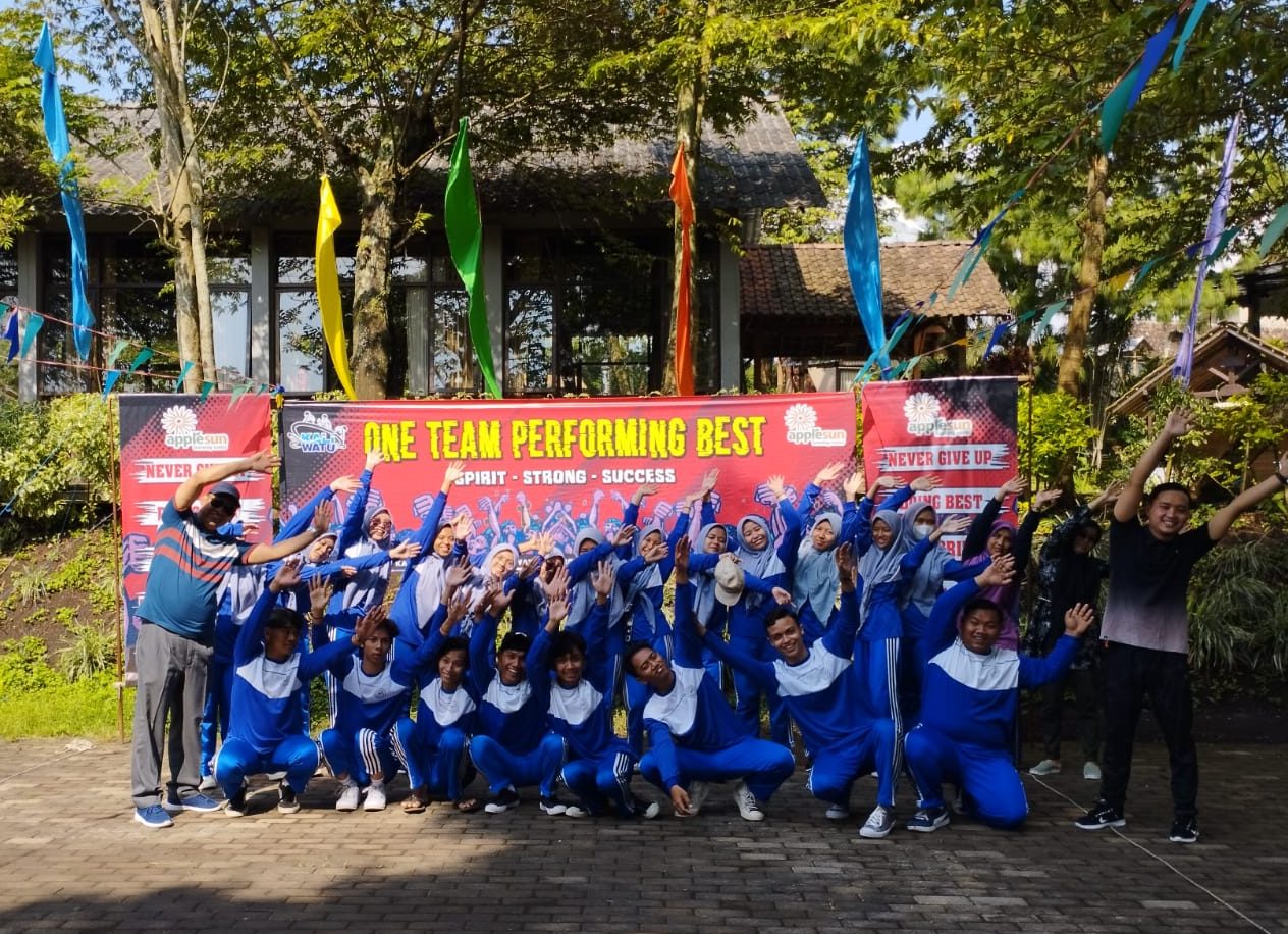 Penguatan Karakter Siswa-Siswi MA Hidayatul Mubtadi’in melalui Kegiatan Outbound bersama Team Building Apple Sun Kaliwatu Outbound.