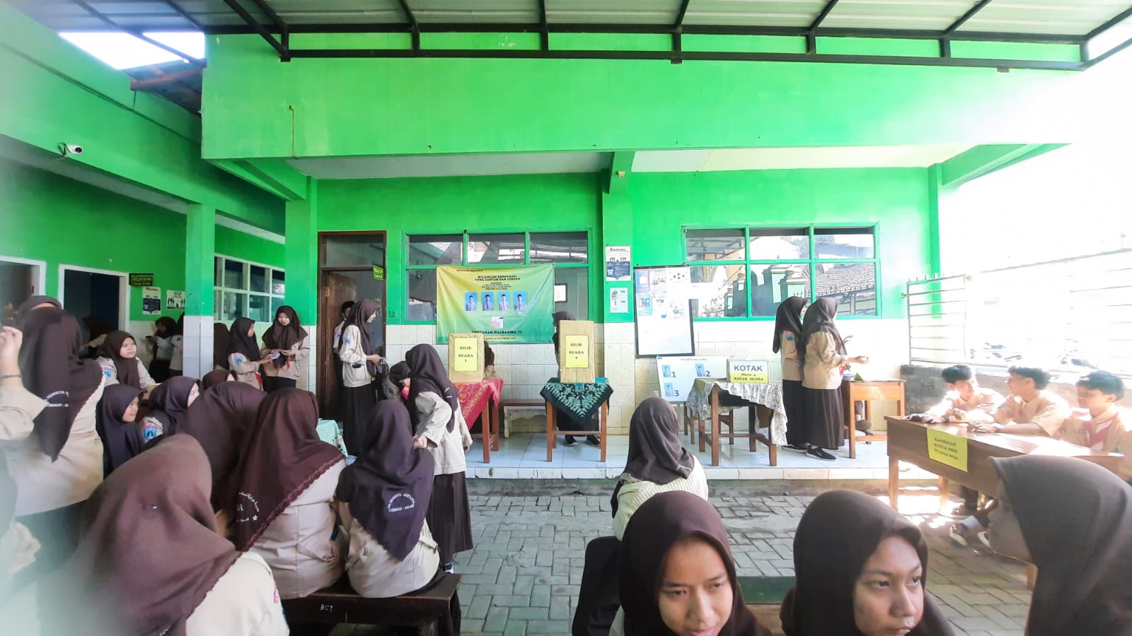 “WUJUDKAN DEMOKRASI YANG SANTUN DAN CERDAS MELALUI PILKETOS”
